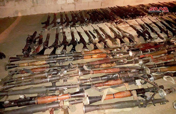 Nhóm thánh chiến cố thủ Đông Ghouta ồ ạt đầu hàng, giao nộp vũ khí cho quân đội Syria ở Douma ảnh 3