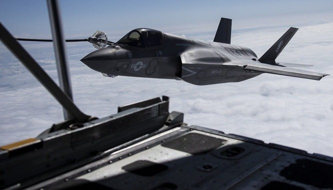 Biển Đông: Mỹ thực hiện diễn tập tiếp dầu 3 máy bay F-35B ảnh 1