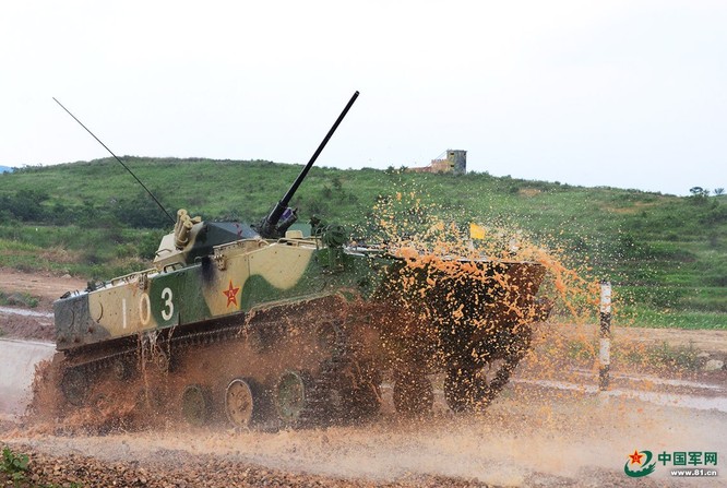 Trung Quốc trưng bày xe thiết giáp “nhái” của Nga ảnh 3