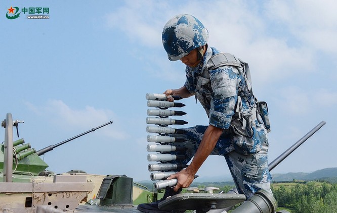 Trung Quốc trưng bày xe thiết giáp “nhái” của Nga ảnh 5
