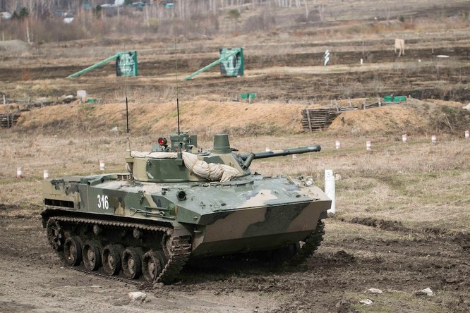 Trung Quốc trưng bày xe thiết giáp “nhái” của Nga ảnh 6