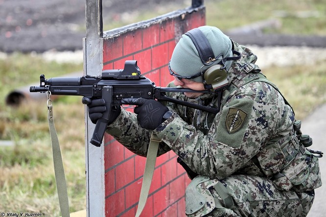 Mỹ sản xuất súng ngắn - tiểu liên của lực lượng đặc nhiệm Nga ảnh 1
