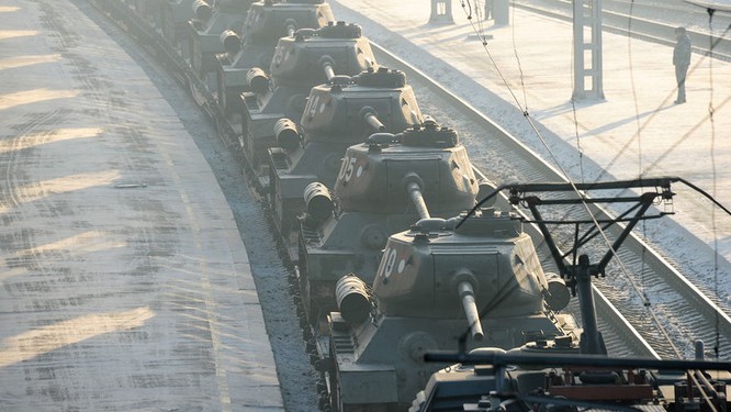 Dân Nga hân hoan đón chào xe tăng T-34 huyền thoại trở về từ Lào ảnh 1