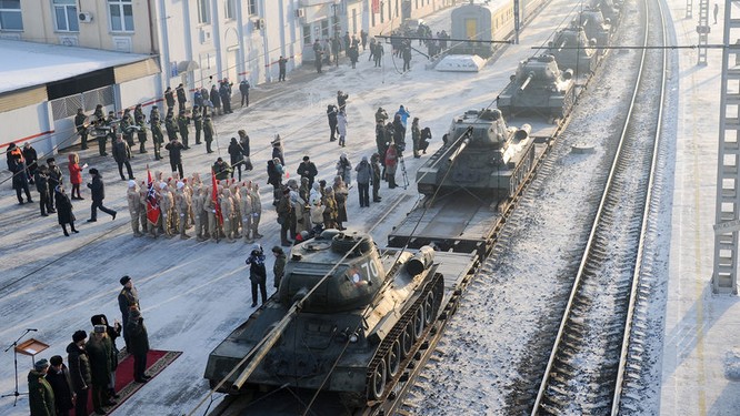 Dân Nga hân hoan đón chào xe tăng T-34 huyền thoại trở về từ Lào ảnh 2