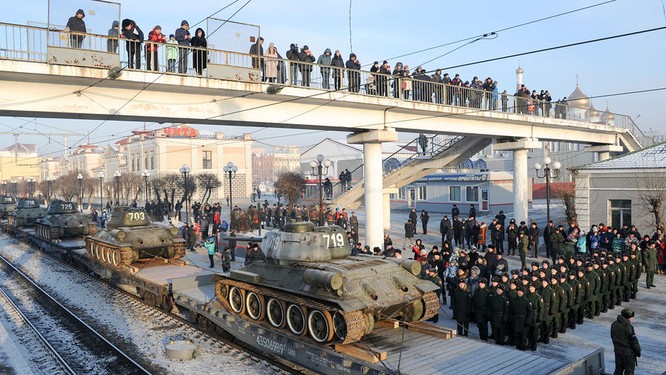 Dân Nga hân hoan đón chào xe tăng T-34 huyền thoại trở về từ Lào ảnh 3