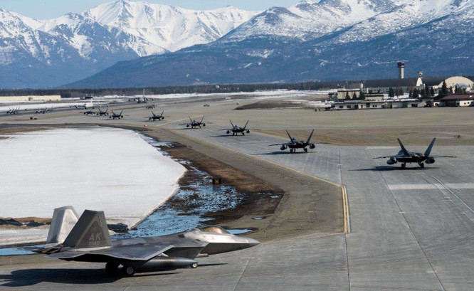 F-22 Raptor Mỹ thực hiện cuộc diễn tập “Voi đi bộ” quyết dành ưu thế với Nga ở Bắc Cực ảnh 2