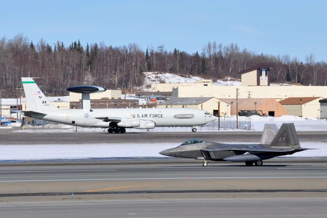F-22 Raptor Mỹ thực hiện cuộc diễn tập “Voi đi bộ” quyết dành ưu thế với Nga ở Bắc Cực ảnh 3