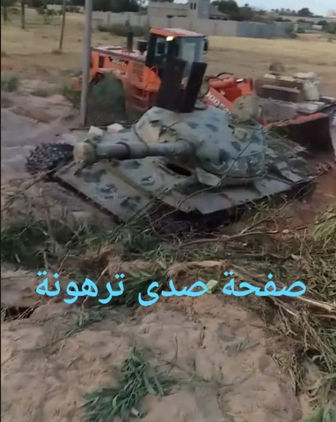 Xe T-55 bị phá hủy đáng kinh ngạc ở Libya, nòng pháo xé tan thành mảnh ảnh 1