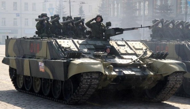 Lính dù Ukraine sử dụng pháo 105 mm tấn công quân đội Nga ở Kherson ảnh 2