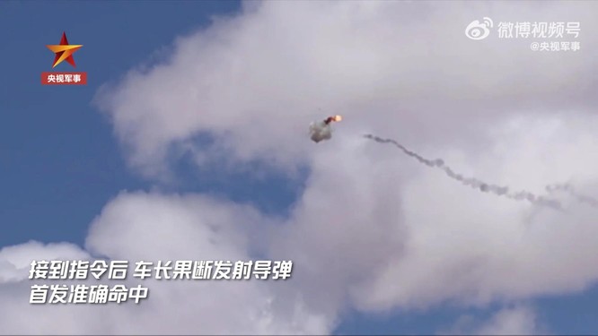 Trung Quốc diễn tập thử nghiệm tổ hợp tên lửa phòng không HQ-17A trên cao nguyên Tân Cương ảnh 1