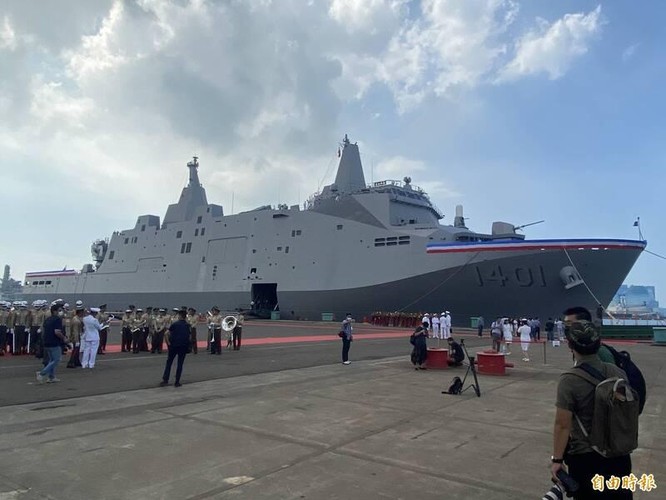 Đài Loan đưa vào biên chế tàu đổ bộ hạng nặng "Yushan" LPD-1401 ảnh 4