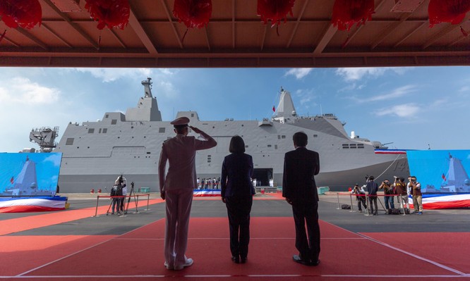 Đài Loan đưa vào biên chế tàu đổ bộ hạng nặng "Yushan" LPD-1401 ảnh 1