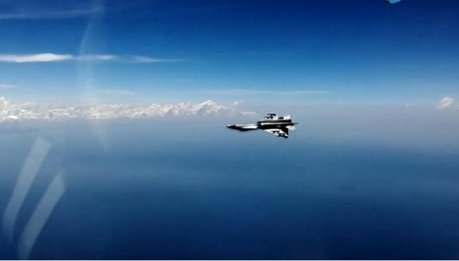 Từ ngày 19 - 21/7/2016, một sư đoàn không quân Hạm đội Nam Hải, Hải quân Trung Quốc tiến hành tập trận bắn đạn thật trên Biển Đông. Ảnh: CCTV Trung Quốc.