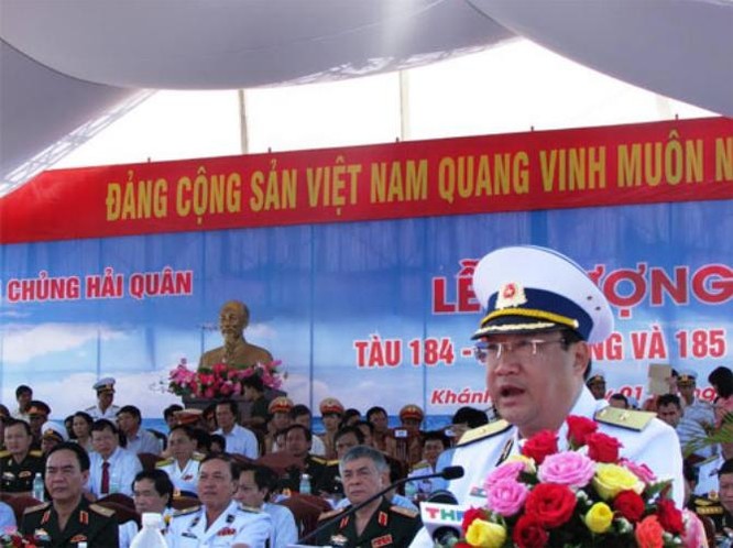 Chuẩn Đô đốc Phạm Hoài Nam, Tư lệnh Hải quân Việt Nam tại Lễ thượng cờ 2 tàu ngầm mới 184 Hải Phòng và 185 Khánh Hòa ngày 1/8/2015.