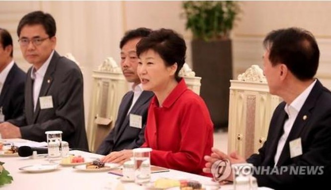 Ngày 4/8/2016, Tổng thống Hàn Quốc Park Geun-hye tiếp các nghị sĩ đến từ khu vực triển khai THAAD. Ảnh: Sina Trung Quốc.