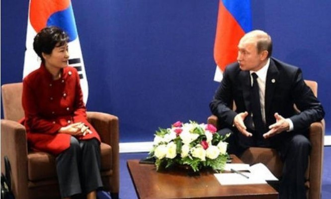 Tổng thống Hàn Quốc Park Geun-hye và Tổng thống Nga Vladimir Putin. Ảnh: Sina Trung Quốc.