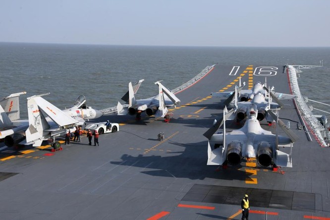 Huấn luyện cất hạ cánh máy bay chiến đấu trên tàu sân bay Liêu Ninh. Ảnh: Sina Trung Quốc.