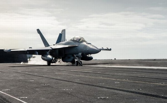 Ngày 3/3/2016, máy bay chiến đấu huấn luyện cất hạ cánh trên tàu sân bay USS John C Stennis ở Biển Đông. Ảnh: Thời báo Hoàn Cầu, Trung Quốc.