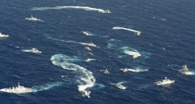 Tháng 9/2012, tàu công vụ Nhật Bản ngăn chặn tàu cá Đài Loan ở vùng biển đảo Senkaku. Ảnh: military.china.com