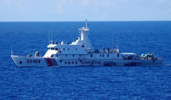 Sáng ngày 6/8/2016, tàu Hải cảnh-35104 Trung Quốc xâm nhập khu tiếp giáp đảo Senkaku. Tàu này có pháo hạm và 2 vòi rồng. Ảnh: military.china.com