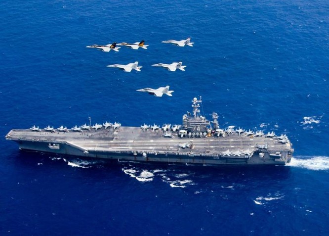 Biên đội 2 tàu sân bay Mỹ phô trương sức mạnh trên Biển Đông. Ảnh: Sina Trung Quốc.