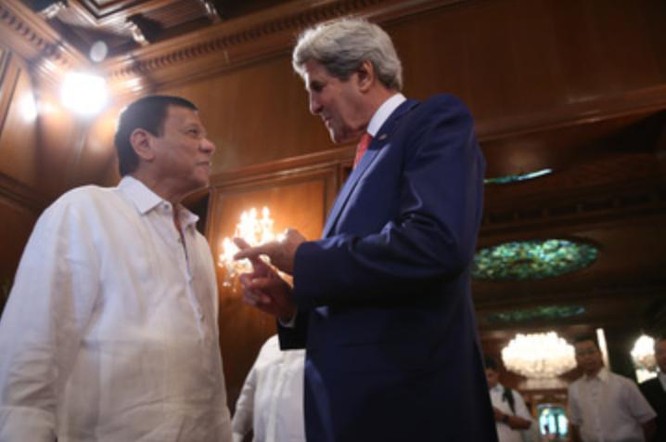 Ngày 27/7/2016, Tổng thống Philippines Rodrigo Duterte tiếp Ngoại trưởng Mỹ John Kerry. Ảnh: Rappler.
