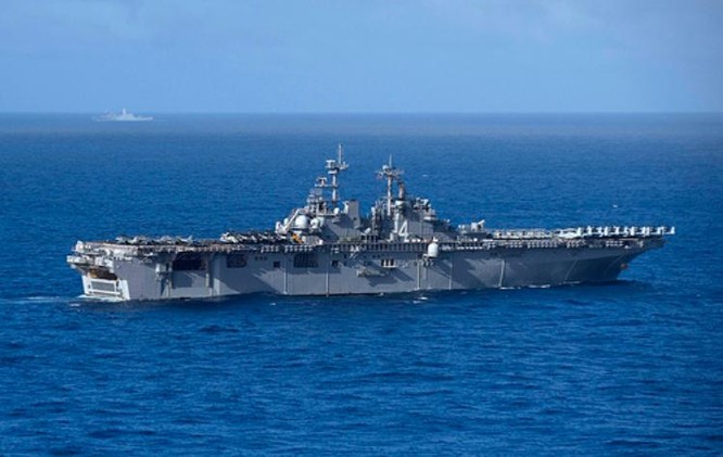Tàu tấn công đổ bộ USS Boxer LHD4 và tàu vận tải USS New Orleans LPD 18 Hải quân Mỹ. Ảnh: Navy.mil