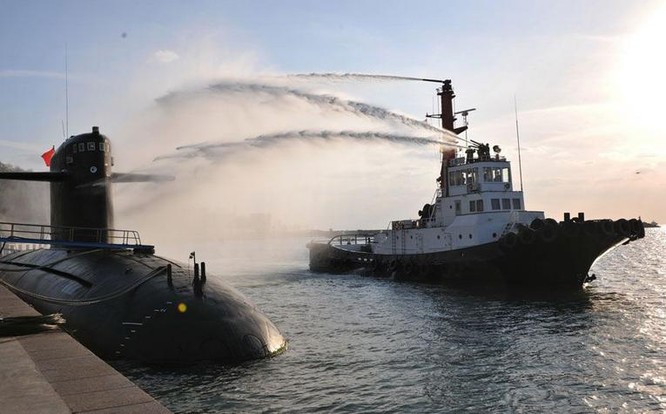 Binh sĩ căn cứ tàu ngầm Trung Quốc tiến hành diễn tập cứu hộ an toàn hạt nhân trên biển. Ảnh: Tin tức Tham khảo, Trung Quốc.