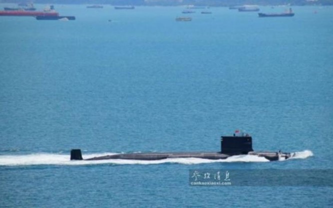 Tàu ngầm hạt nhân Trung Quốc cắm quốc kỳ đi qua eo biển Malacca. Ảnh: Tin tức Tham khảo, Trung Quốc