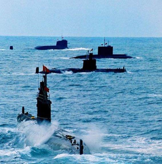Tàu ngầm hạt nhân và tàu ngầm thông thường Trung Quốc tiến hành diễn tập trên biển. Ảnh: Tin tức Tham khảo, Trung Quốc