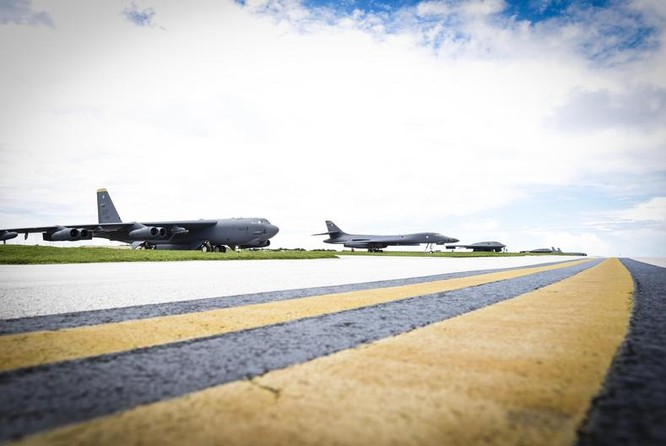 Ba thế hệ máy bay ném bom chiến lược B-52H, B-1B và B-2A của Không quân Mỹ tập kết ở căn cứ Guam. Ảnh: Người quan sát, Trung Quốc.