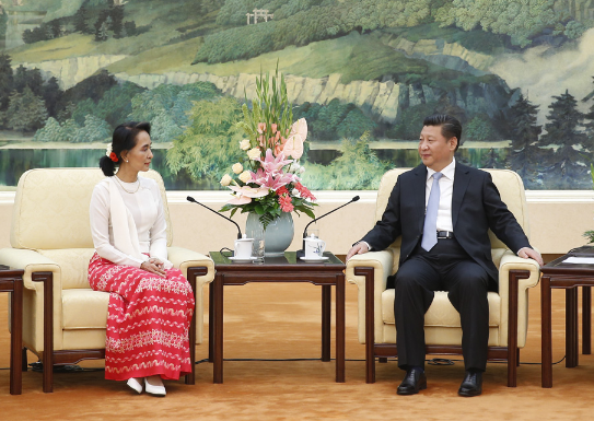 Tháng 6/2015, bà Aung san Suu kyi đến thăm Trung Quốc, hội kiến với Chủ tịch Trung Quốc Tập Cận Bình. Ảnh: Đại Công báo, Hồng Kông.