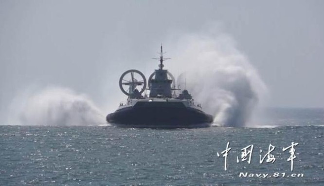Hạm đội Nam Hải, Hải quân Trung Quốc tổ chức cho tàu đổ bộ đệm khí Zubr tiến hành diễn tập đổ bộ tập kích cự ly xa trên Biển Đông. Ảnh: navy.81.cn/Chinanews.