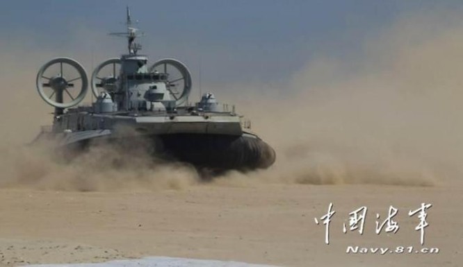 Hạm đội Nam Hải, Hải quân Trung Quốc tổ chức cho tàu đổ bộ đệm khí Zubr tiến hành diễn tập đổ bộ tập kích cự ly xa trên Biển Đông. Ảnh: navy.81.cn/Chinanews.