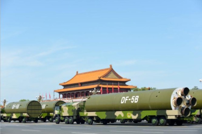 Tên lửa xuyên lục địa Đông Phong-5B Trung Quốc trên quảng trường Thiên An Môn ngày 3/.9/2015. Ảnh: Sina, Trung Quốc.