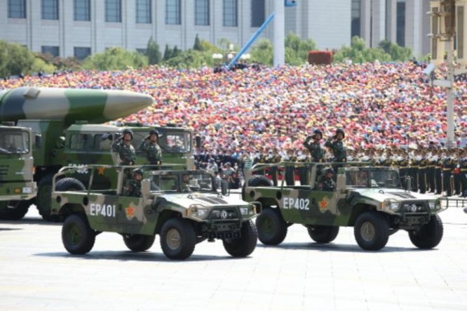 Tên lửa hạt nhân kiêm thông thường Trung Quốc trong Lễ duyệt binh ngày 3/9/2015. Ảnh: Sina