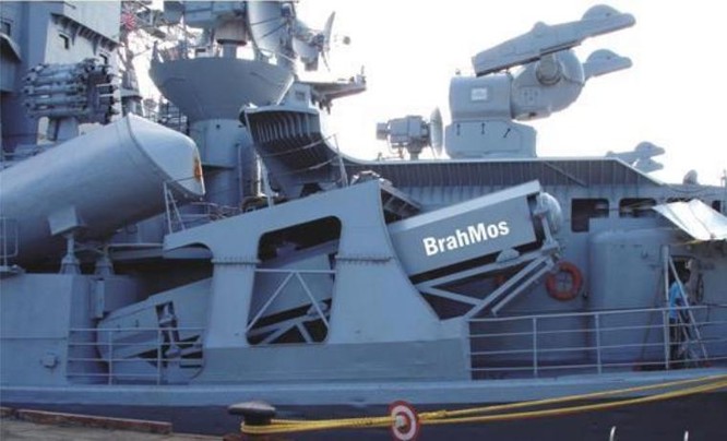 Tên lửa hành trình siêu âm BrahMos trang bị trên tàu chiến Hải quân Ấn Độ. Ảnh: Sina