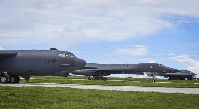 3 loại máy bay chiến lược (B-52H, B-1B và B-2A) của Không quân Mỹ tập kết ở Guam. Ảnh: Người quan sát.