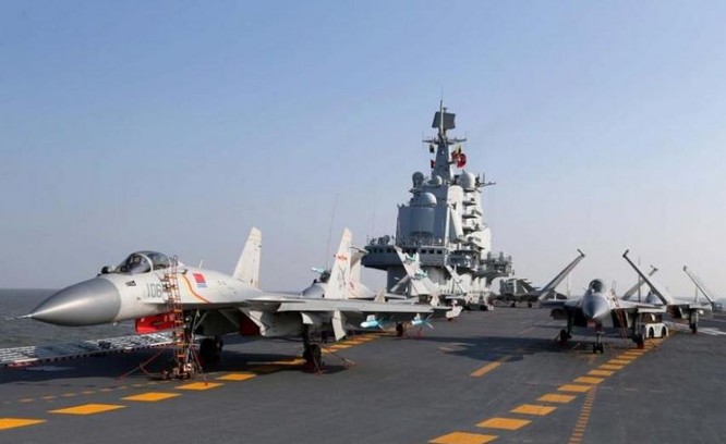 Trung Quốc tiến hành huấn luyện máy bay chiến đấu cất hạ cánh trên tàu sân bay Liêu Ninh. Ảnh: Tin tức Tham khảo, Trung Quốc.