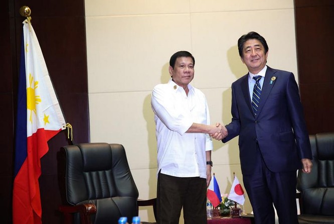 Ngày 6/9/2016, Tổng thống Philippines Rodrigo Duterte gặp Thủ tướng Nhật Bản Shinzo Abe tại Lào. Ảnh: news.abs-cbn.com