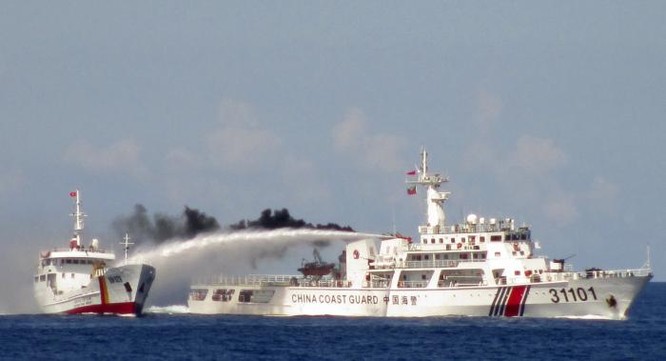Tàu cảnh sát biển hung hăng ở vùng đặc quyền kinh tế, thềm lục địa của Việt Nam năm 2014 (ảnh tư liệu)
