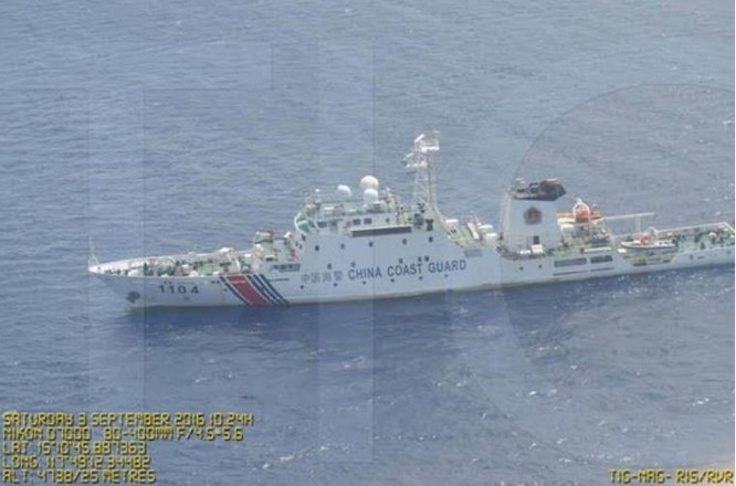 Một tàu cảnh sát biển Trung Quốc xuất hiện gần bãi cạn Scarborough ngày 3/9/2016. Ảnh: Rappler.