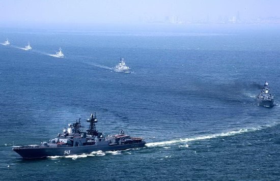 Biên đội tàu chiến Trung Quốc và Nga trong cuộc tập trận Sứ mệnh Hòa bình-2005 (ảnh tư liệu)