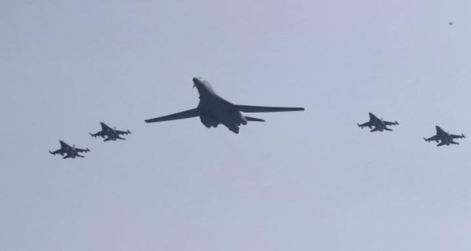 Mỹ điều 2 máy bay ném bom chiến lược B-1 đến Hàn Quốc răn đe Triều Tiên. Ảnh: Thời báo Tự do Đài Loan.