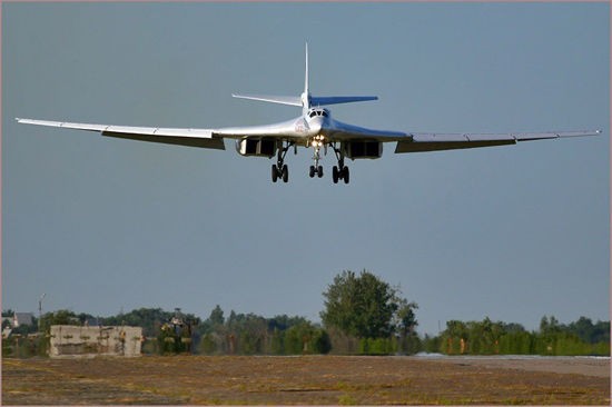 Máy bay ném bom chiến lược siêu âm Tu-160 Nga