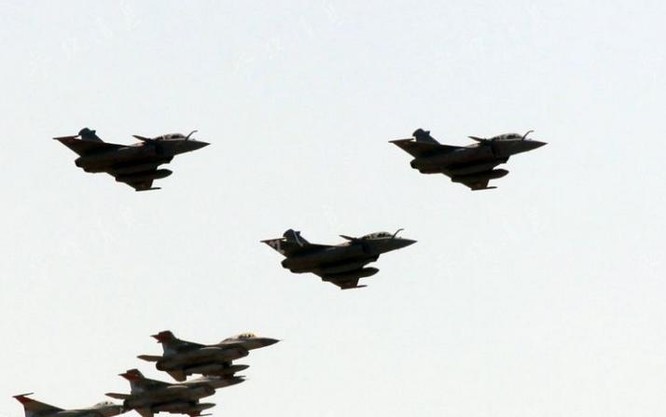 Biên đội hỗn hợp máy bay chiến đấu Rafale EM và F-16 của Không quân Ai Cập trong Lễ duyệt binh của Ai Cập ngày 20/7/2015. Ảnh: Tin tức Tham khảo.