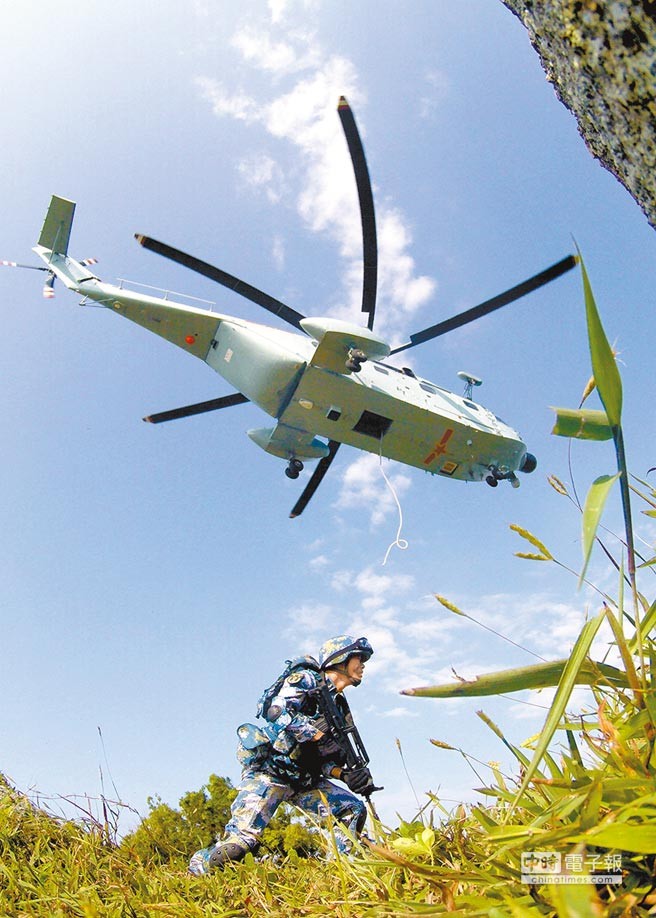 Binh sĩ Trung Quốc sử dụng máy bay trực thăng tiến hành đột kích lập thể. Ảnh: Chinatimes