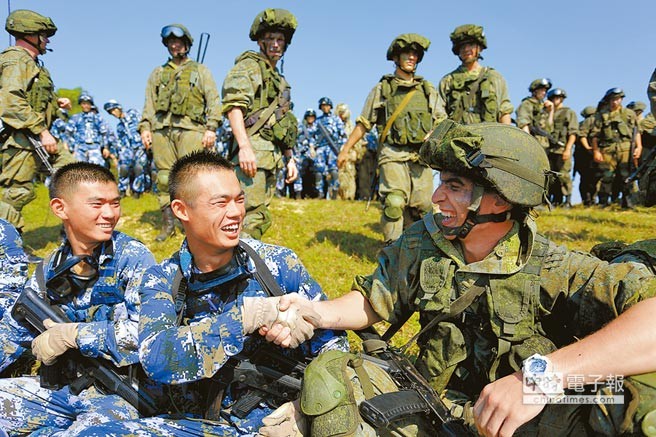 Binh sĩ Trung Quốc và Nga trong cuộc tập trận Liên hợp trên biển 2016. Ảnh: Chinatimes