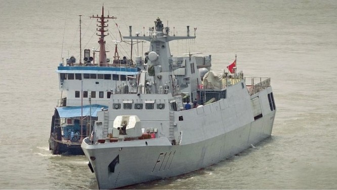 Tàu hộ vệ BNS Shadhinota F111 Bangladesh mua của Trung Quốc, bàn giao tháng 12/2015 (ảnh tư liệu)