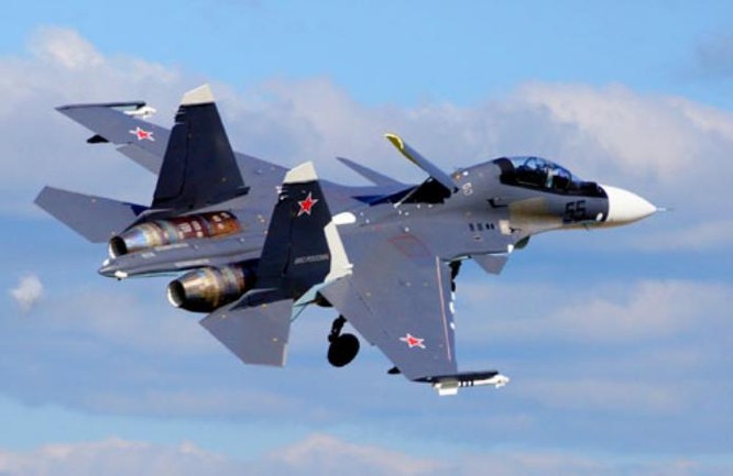 Máy bay chiến đấu Su-35 Nga bay biểu diễn tại một cuộc triển lãm hàng không. Ảnh: Cankao
